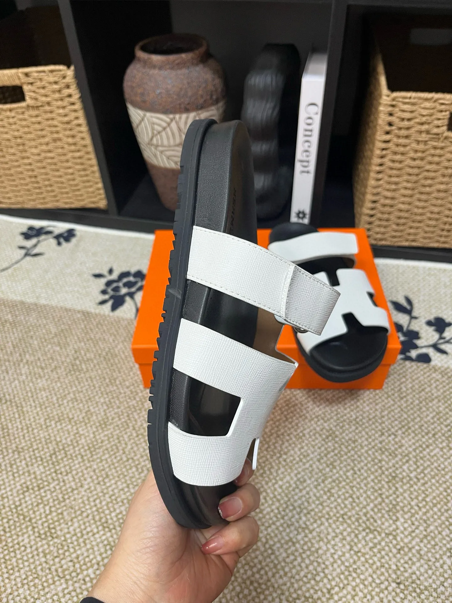 Factory price: 340💰Long-term availability Hermes men's Kazimir slippers for couples - top quality, Hermès woven calfskin functional sandals. The interwoven upper inspired by the "H" iconic pattern creates a casual look, which can be said to be a good companion for summer. Imported cowhide + cowhide lining + TU men's shoes💰Outsole Size: 35-46